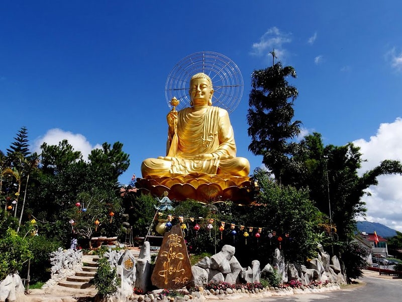 Thiền viện Vạn Hạnh với bức tượng Phật Thích Ca niêm hoa vi tiếu